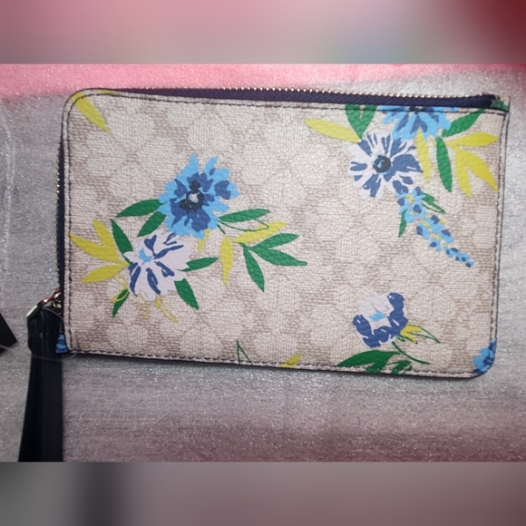 Kate Spade Women's Floral Wristlet Zip Around New - Picture 3 of 4